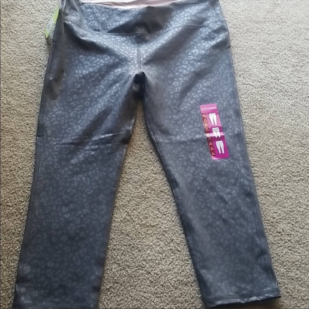Marika Sport Capris Leggings